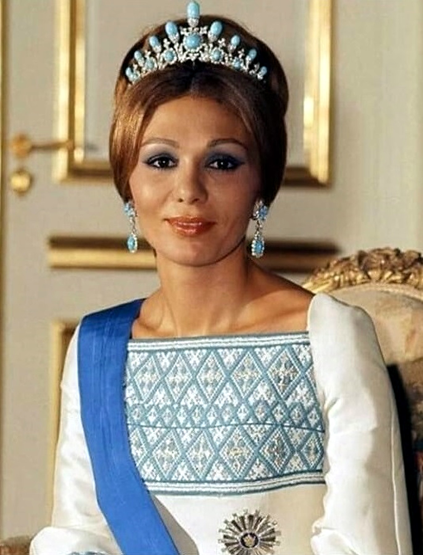 Farah Pahlavi 1972 Cropped.