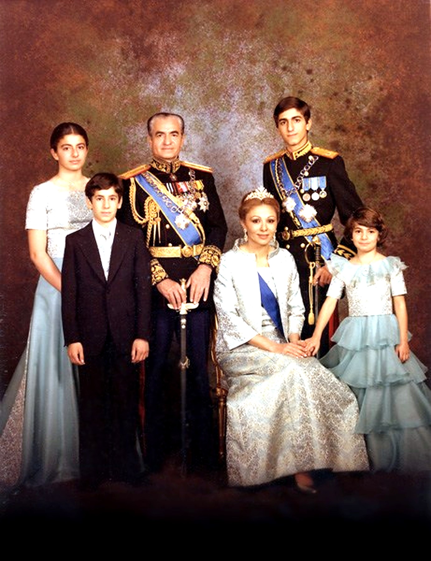 Portrait Officiel De La Famille Impériale D Iran 1978.